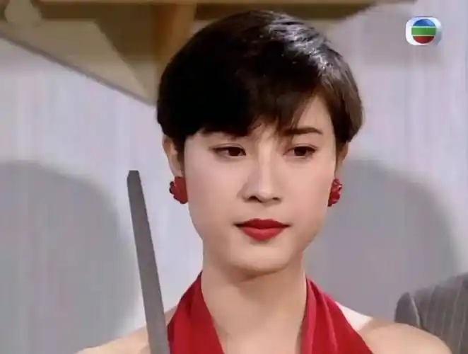 就一直以短发作为自己的标签,她应该是当时香港第一个公认的最美短发