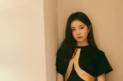 刘浩存官方工作室 的微博: 暖色氤氲出温柔又坚定的@刘浩存  weibo.