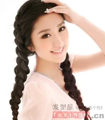 清新动人编发发型 展现古灵精怪的女生