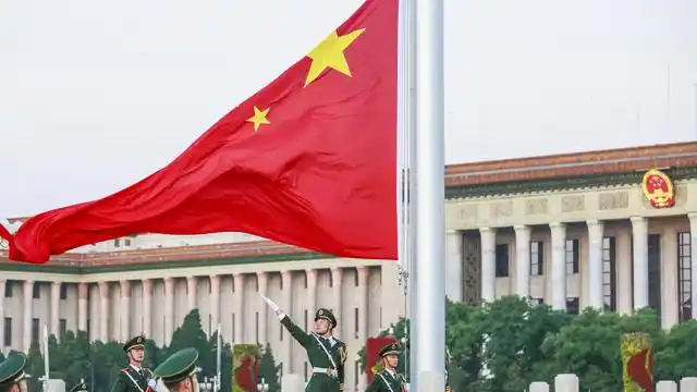 五星红旗迎风飘扬——记武警北京市总队天安门国旗护卫队