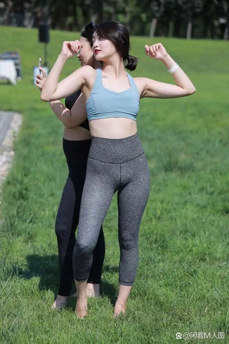 绿草地,美女油亮亮紧身裤