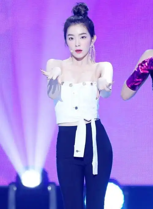 裴珠泫身穿黑色抹胸套装,展"冰美人"的气质,优雅又不失性感!_网易订阅