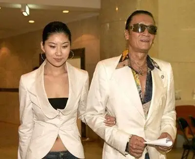 71岁谢贤偕23岁女友亮相 赞儿媳张柏芝最乖(图)