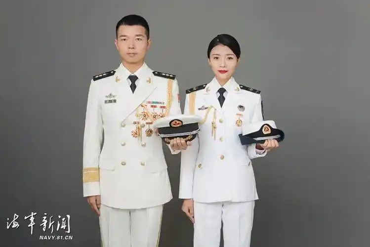 【海军新闻】赞!上尉军官与女中士比翼齐飞,演绎"最强夫妻档"