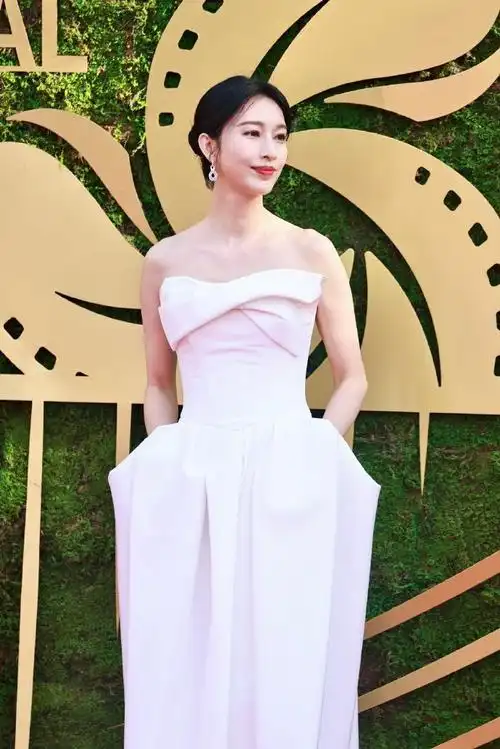 张俪白色抹胸高开叉长裙##张俪肩颈线笔记没白收藏