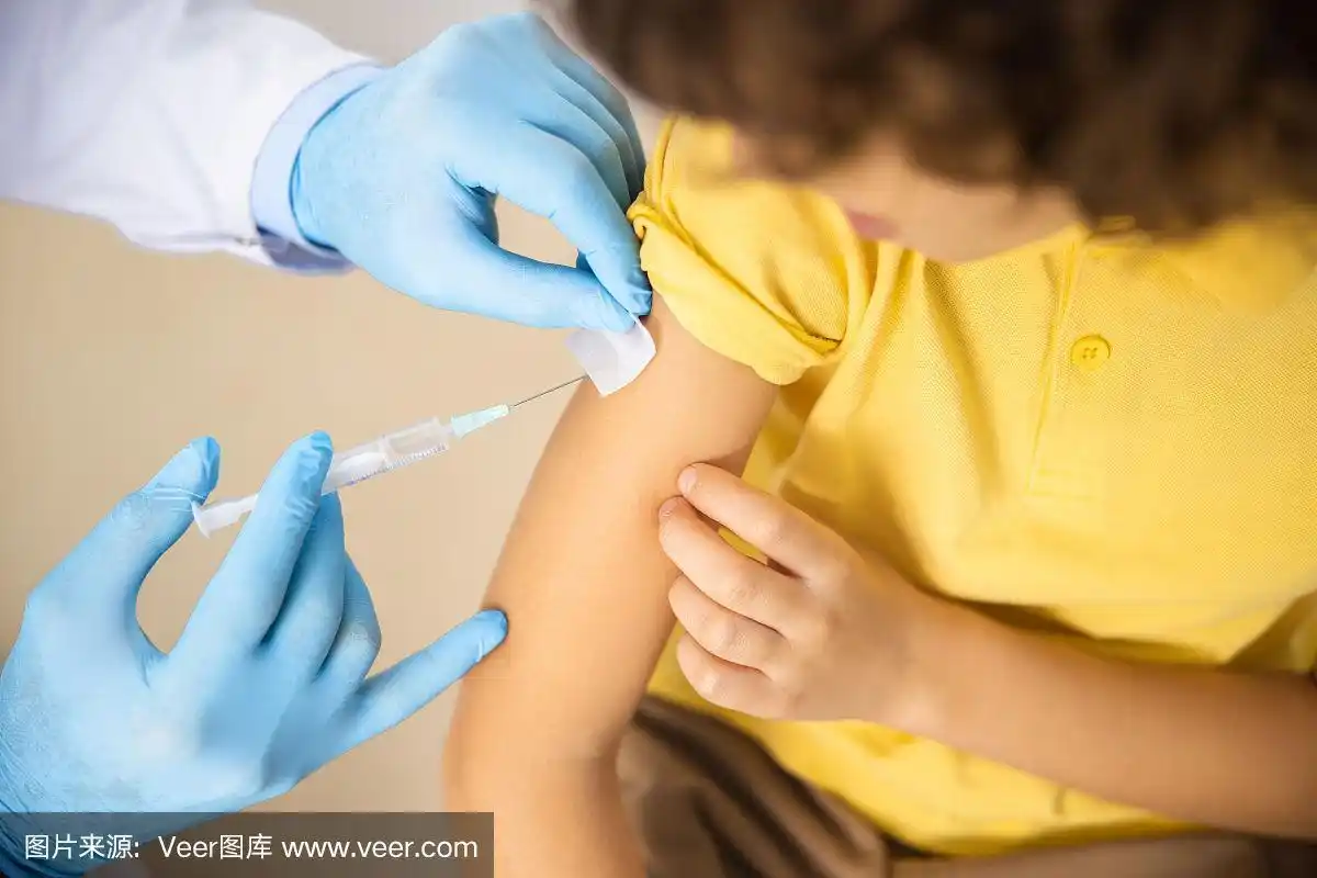 儿童注射由医生库存照片