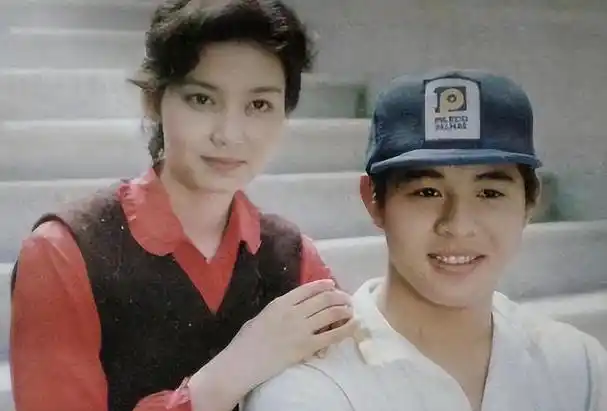 李连杰携妻女国外求佛,62岁利智罕见露面,短发暴瘦老到不敢认