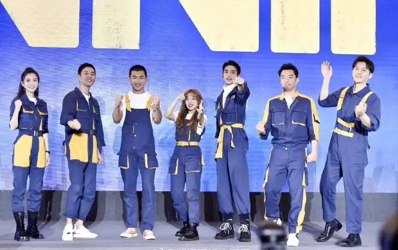 新一季跑男成员同框合影,李晨和baby站两边,而c位的她因太矮遭吐槽