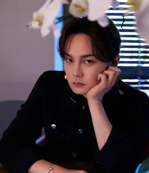 如何看待尹正的颜值