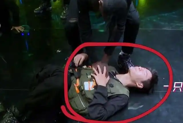 心疼王一博录节目累瘫在地上身体透支表情痛苦久久爬不起来