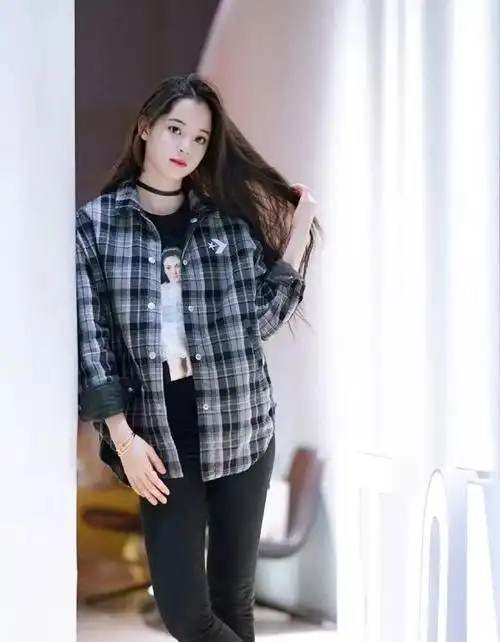 52岁的刘若英气质真好穿格纹衬衫配牛仔裤走机场年轻20岁不止