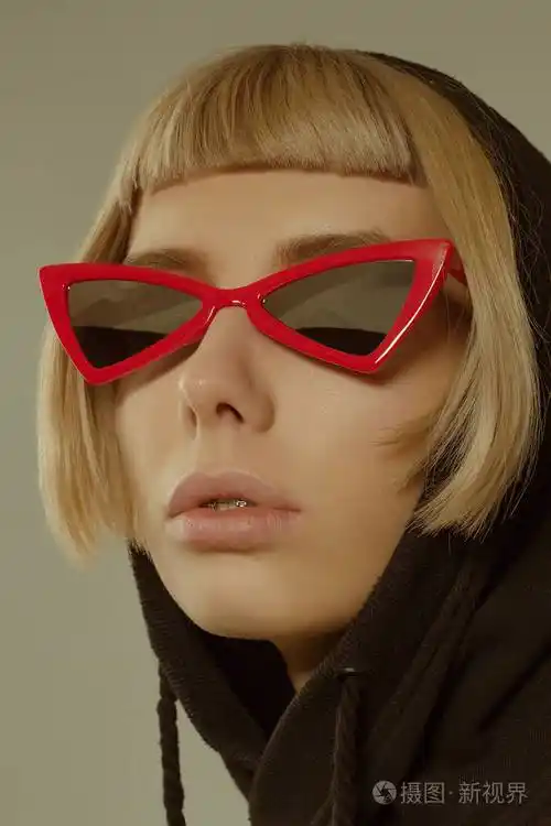 时尚眼镜的短发金发女孩