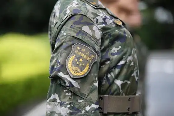 近日,武警广东总队参谋部通信大队固定通信中队正式换发21式夏作训服