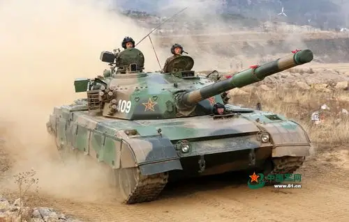 解放军坦克兵驾96式坦克山地狂飙练手