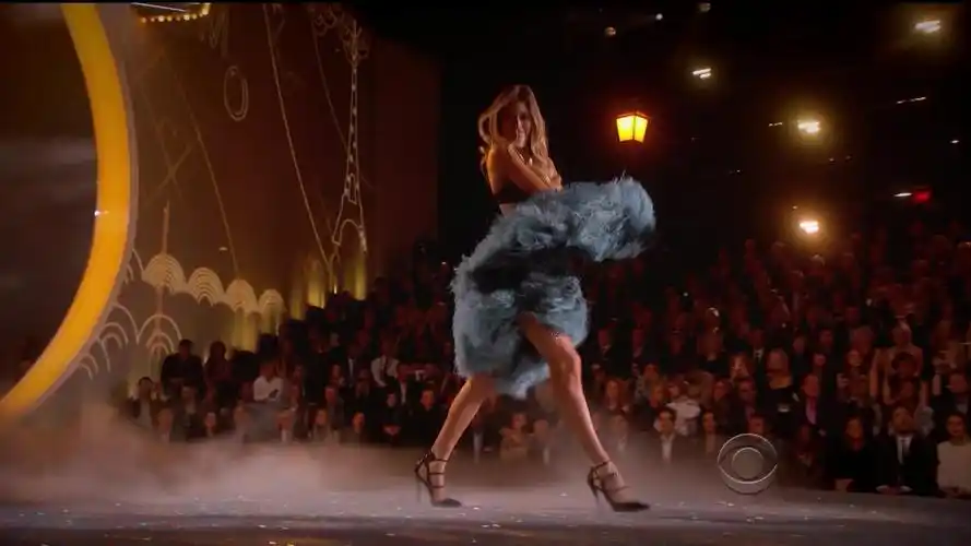 【性感诱惑】维密内衣秀满屏黑蕾丝大长腿,真正的女人 视觉盛宴