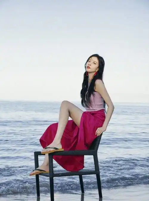 宋妍霏"中性风"气场全开,牛仔外套配五分短裤,化身酷帅女孩_时尚_总体