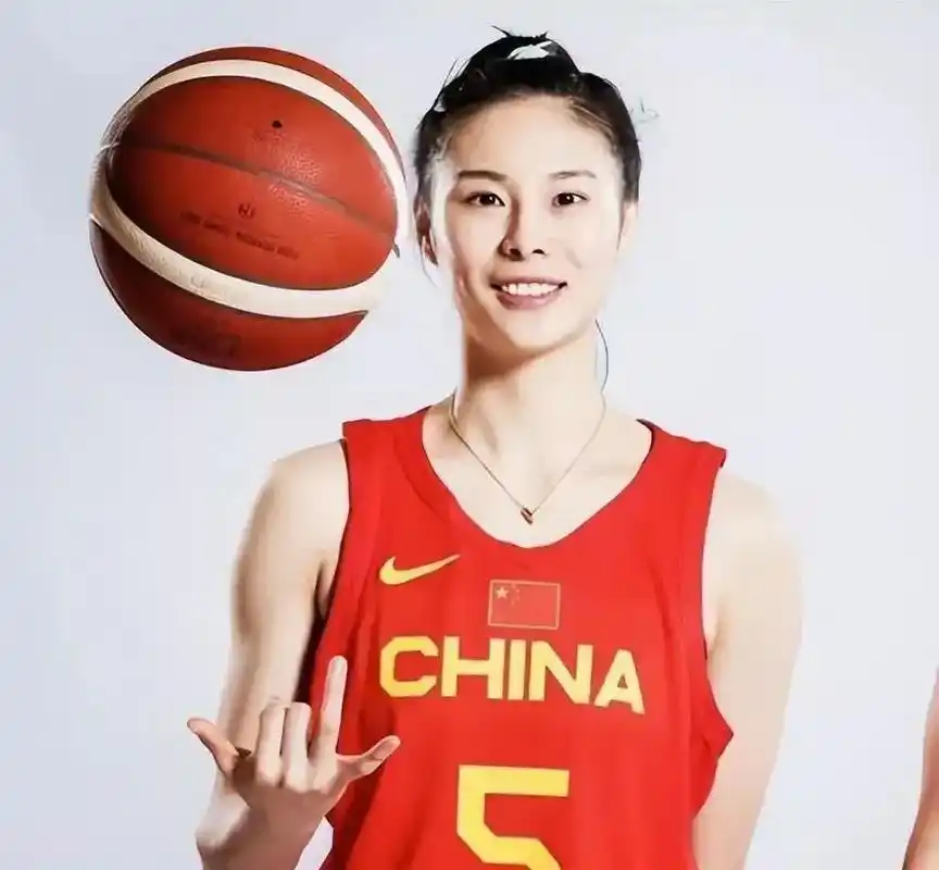 王思雨,女篮的美女球员,身高175cm,体重60kg,拥有漂亮的面容,标准的