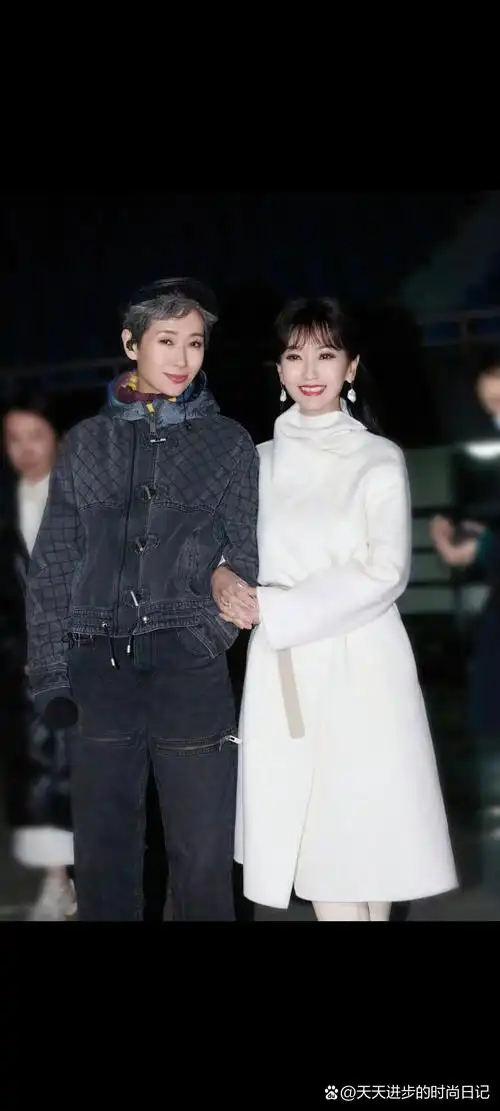 赵雅芝和叶童近日一起出席活动,两个人的状态都很好