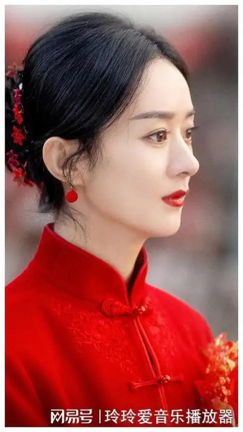 赵丽颖新年首曝侧颜照高挺鼻梁惊艳登场红色背景下尽展魅力