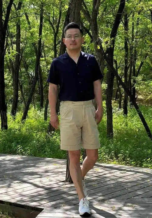 男人到了50岁,尽量避开这3种"油腻上衣",换成这些更高级减龄