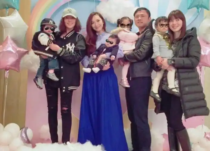 吴佩慈和纪晓波相处六年间为其生了两儿两女,虽然二人未结婚,但母凭子