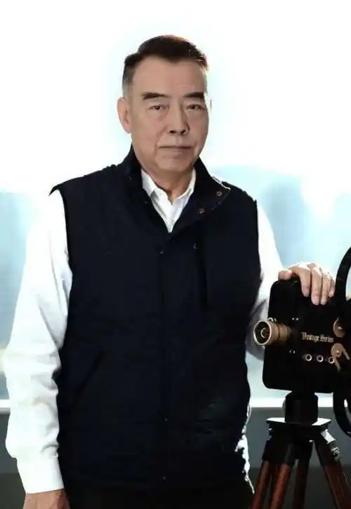 陈凯歌:情断洪晃,愧对倪萍,他为何转身就娶小16岁的?_