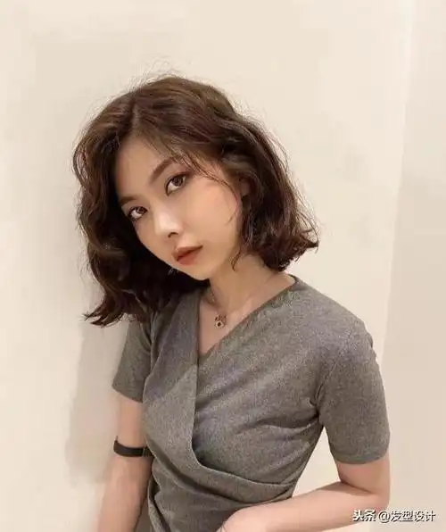 烫发一定要看看小编今天推荐的"烫全头"发型,显瘦又女人味十足.