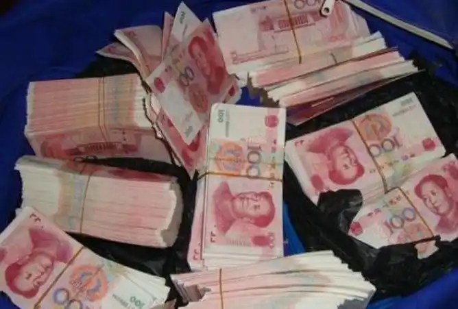 2014年,大妈捡到一沓百元大钞高兴揣口袋,看到钱面字迹赶紧报警