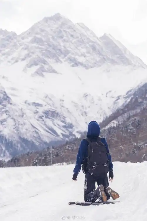 盗墓笔记超话#盗墓笔记##张起灵##cos#「有最孤傲的雪山,静听过你我诵