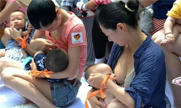 福州辣妈街头哺乳快闪