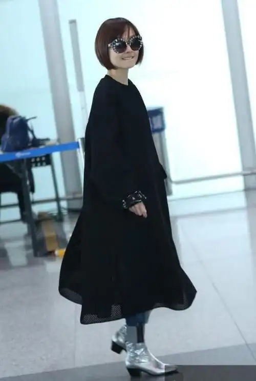 53岁鲁豫胖20斤整容式变美!走机场穿修身裙,又时髦又有曲线美!