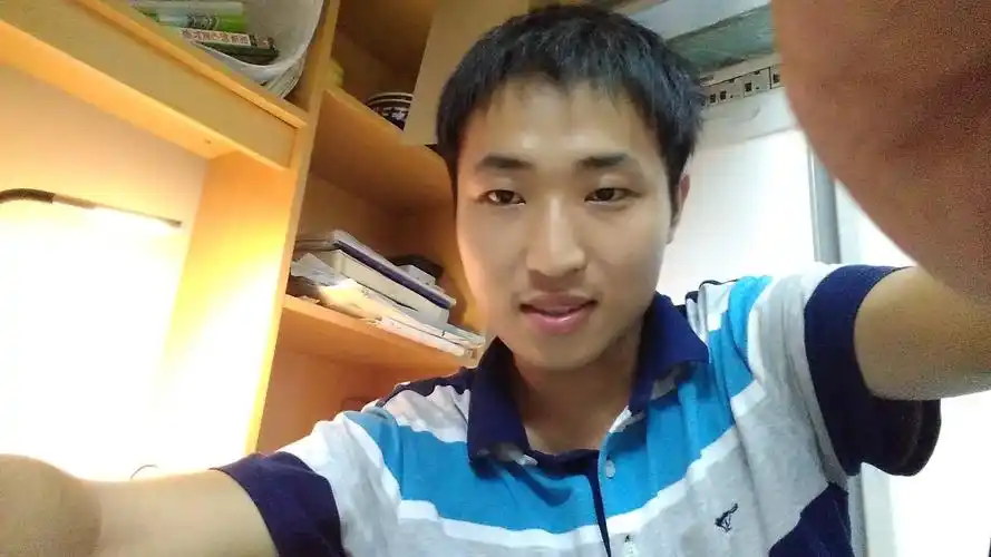 在网上交往3个月了,对方第一次曝照,这男的是不是长得很挫啊.