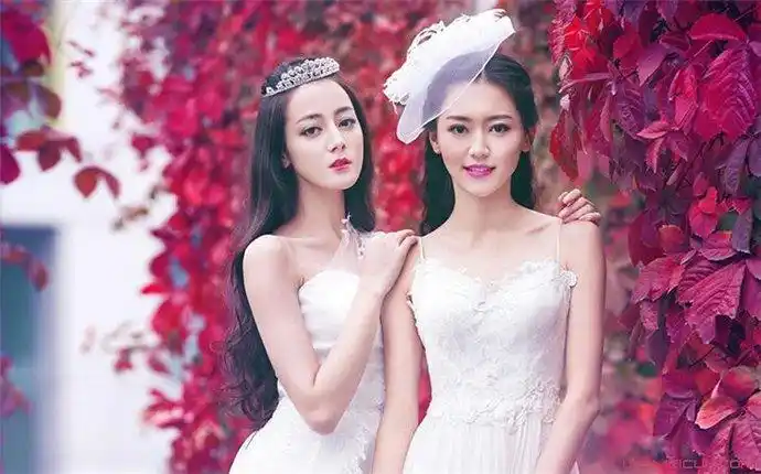 黄梦莹迪丽热巴一起拍婚纱照怎么回事?小仙女合照美到犯规
