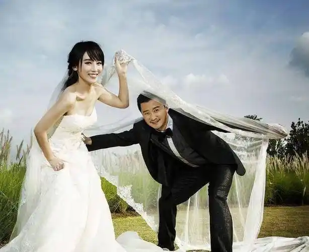 吴京误吃节目组道具,被吓出表情包,这样的"傻事"他做过不少_谢楠_形象