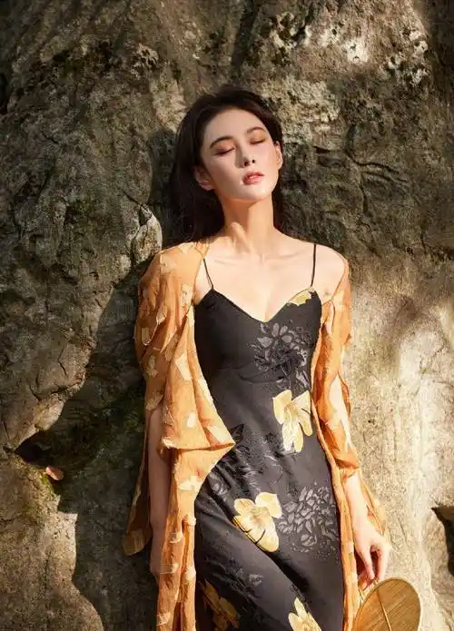 原创张馨予穿旗袍素雅秀美妩媚动人惊艳全场让你看到中华服饰的美