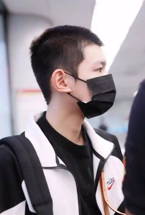 还是不由得感叹,王俊凯在《中餐厅》,易烊千玺在《这就是街舞》和各大