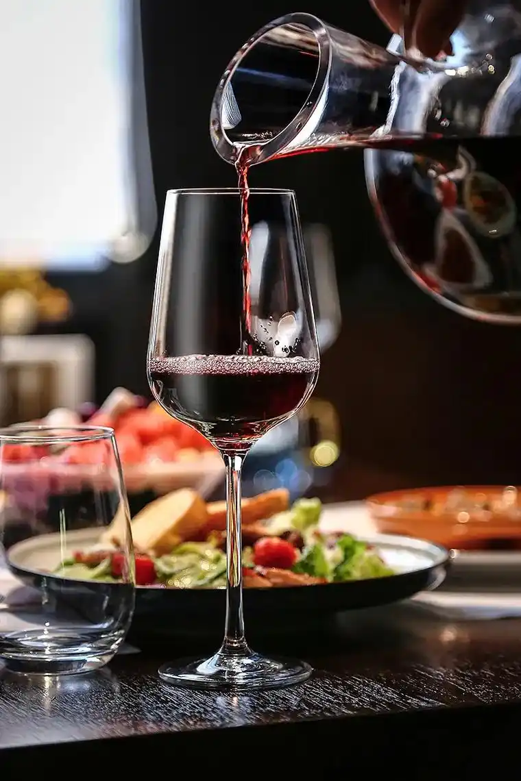 酒杯太浅,敬不了来日方长.香烟太短,燃不尽尘世悲伤.巷子太短 - 抖音