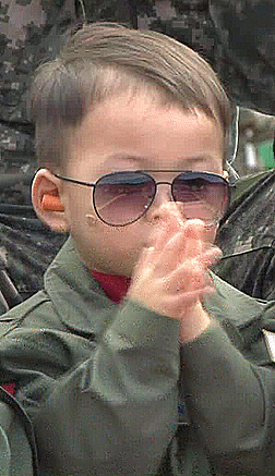 宋民国咕咕可爱超人回来了酷墨镜gif动图_动态图_表情包下载_soogif