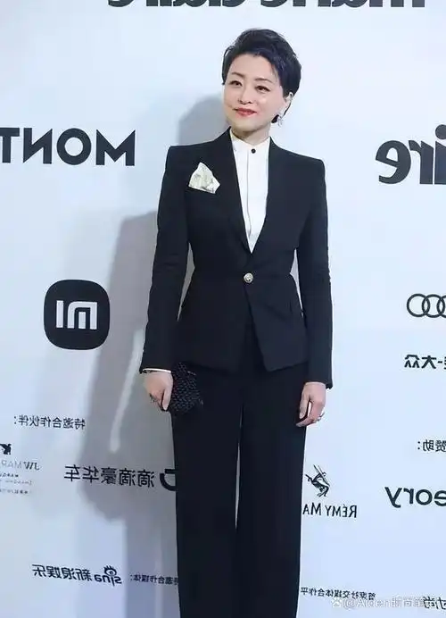 俩前央视主持人隔空同框,周涛穿西装气场足,杨澜打扮正式略拘谨