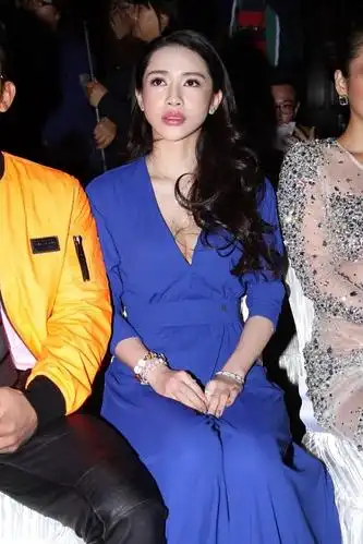 林峰的前女友之一潘霜霜,身材比例好似"立体芭比",感觉挺美