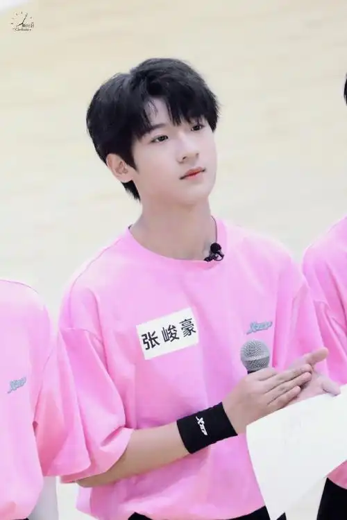 tf家族-张峻豪#2022tf家族夏日运动会##tf家族运动会撕名牌