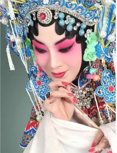 京剧大青衣姜亦珊离世,年仅41岁,知情人爆料其在家中自杀