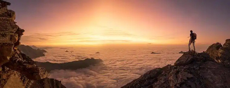 黎明时分一个人爬上山顶图片下载