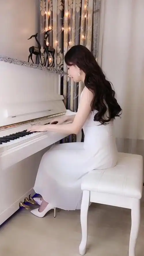美女好有气质,弹钢琴的样子爱了