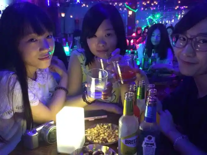 求几张在酒吧和美女喝酒的图片.要真实的.不要网上找的.