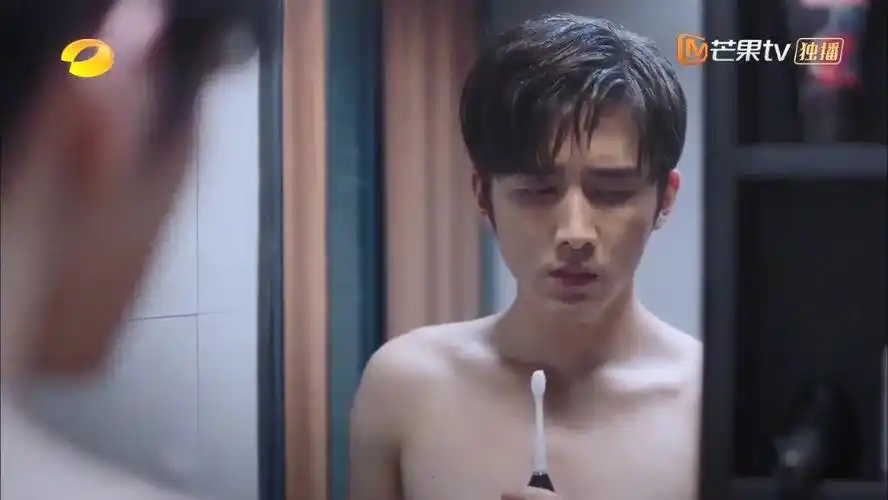 迷上张新成了有颜有身材有演技还愿意露肌发福利