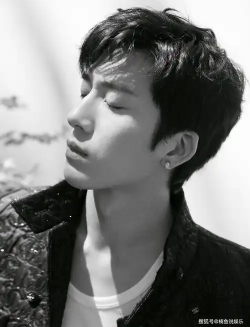 原创井柏然竹林光影大片侧颜精致意境十足轻奢贵公子气质好迷人