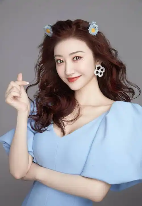 景甜越来越甜美可爱,大波浪卷发搭配蓝色连衣裙简约时髦,美极了_造型