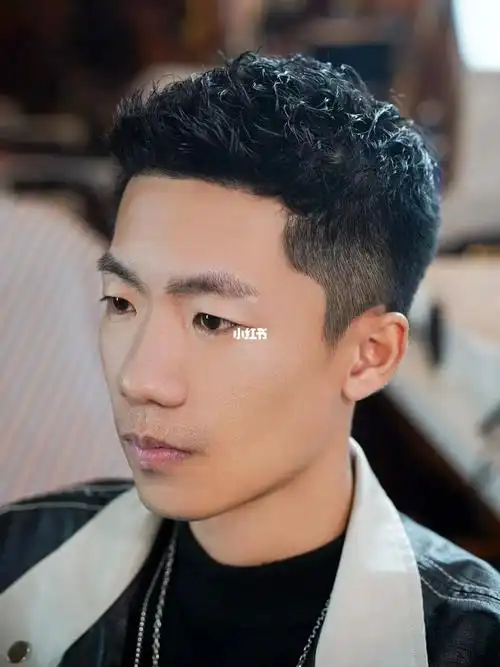 纹理烫发出来的飞机头前刺