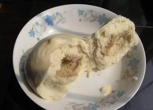 小孩多领两个馒头,他拎起一篮子馒头就往他身上砸,小孩高兴坏了